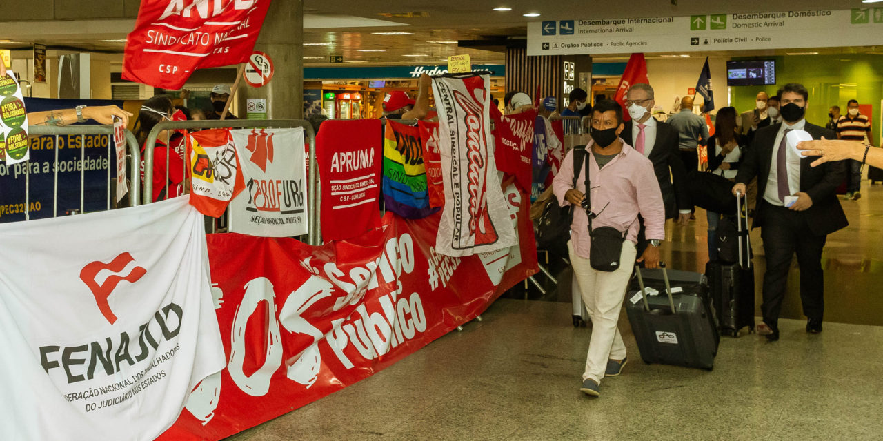 Pressão de servidores no aeroporto de Brasília no dia 28/09