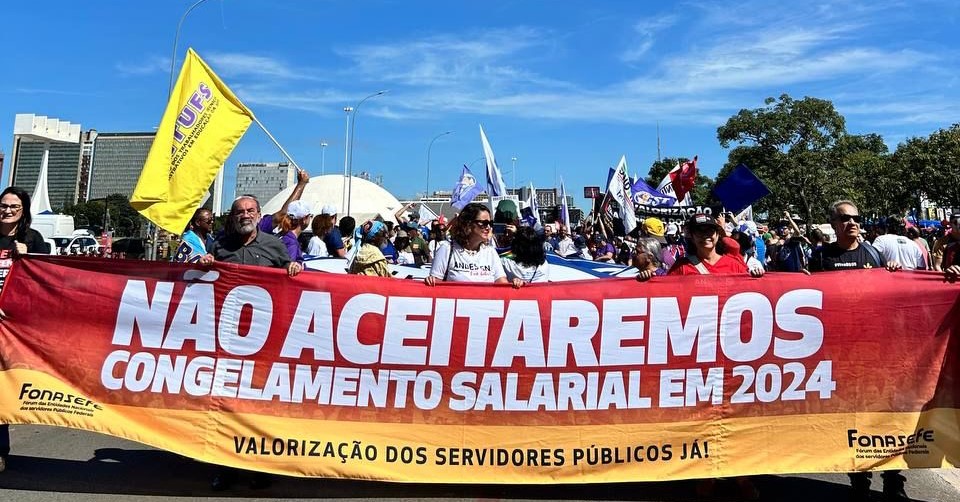 Milhares de servidores de todo o Brasil protestam em Brasília